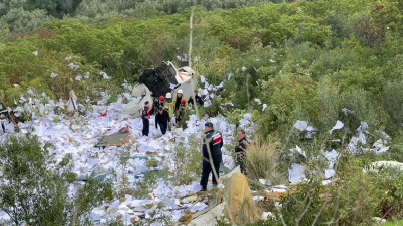 TIR U&ccedil;urumdan D&uuml;şt&uuml;, Kağıtlar Sa&ccedil;ıldı: 2 Kişi Hayatını Kaybetti