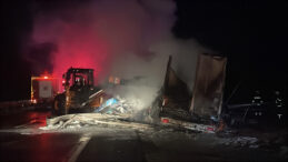 TIR Yangını, Trafiği Saatlerce Fel&ccedil; Etti