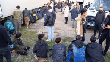 TIR'ın Dorsesinde 28 D&uuml;zensiz G&ouml;&ccedil;men Ele Ge&ccedil;irildi