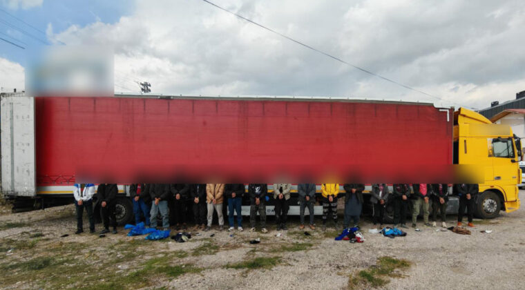 TIR'da 18 Göçmen Ele Geçirildi: 2 Kişi Tutuklandı