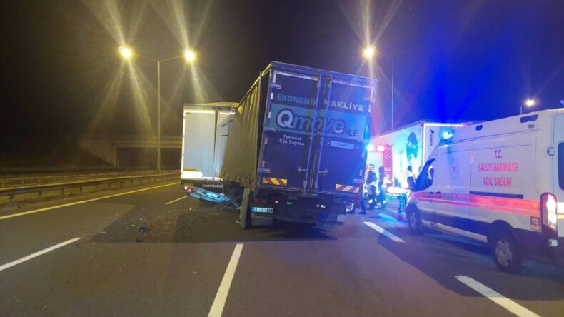 Tıra &Ccedil;arpan Kamyonun S&uuml;r&uuml;c&uuml;s&uuml; Hayatını Kaybetti