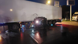 Tıra &ccedil;arpan otomobilde can pazarı