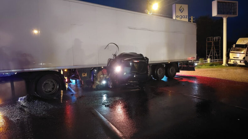 Tıra &ccedil;arpan otomobilde can pazarı