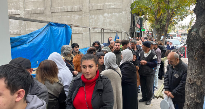 TOKİ Başvurusu İ&ccedil;in Uzun Kuyruklar Oluştu