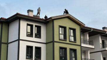 TOKİ &Ccedil;alışanları &Uuml;cret Talepleri İ&ccedil;in &Ccedil;atı Eylemi Ger&ccedil;ekleştirdi
