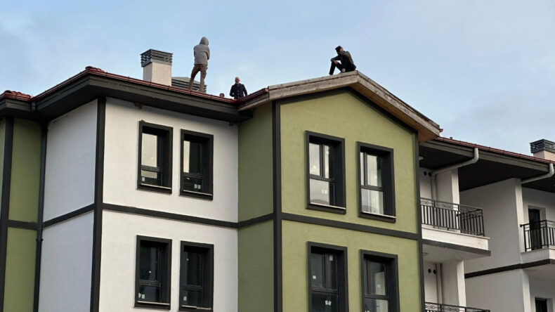 TOKİ Çalışanları Ücret Talepleri İçin Çatı Eylemi Gerçekleştirdi