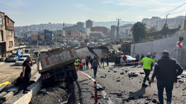 Trabzon'da Y&uuml;zde Y&uuml;z Faciadan D&ouml;n&uuml;ld&uuml;: 3 Ara&ccedil; Zarar G&ouml;rd&uuml;, Kamyon Yola D&uuml;şt&uuml;