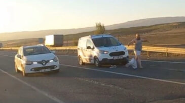 Trafiği Durdurdu, Soyundu ve Ara&ccedil;ların &Uuml;zerine Atladı