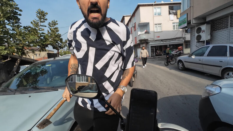 Trafikte Keserle Saldırı: 'Kafanı G&ouml;z&uuml;n&uuml; Kıracağım'