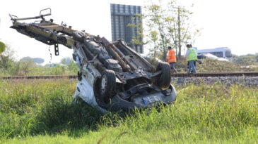 Tren Kamyonu Par&ccedil;aladı: 1 Yaralı