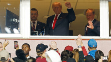 Trump Ma&ccedil; İzlemeye Gitti, Yuhalandı