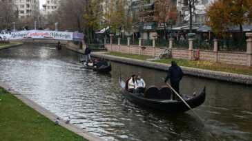 Turistler Porsuk &Ccedil;ayı'na Akın Etti: Buz Gibi Hava Altında Sıra Beklediler