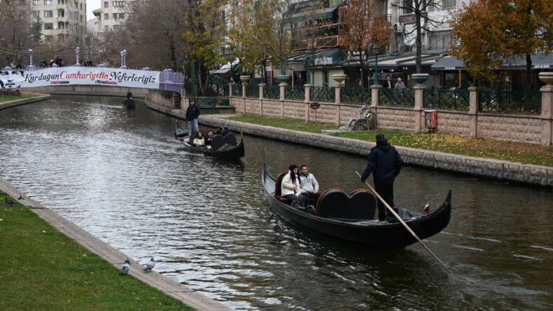 Turistler Porsuk Çayı'na Akın Etti: Buz Gibi Hava Altında Sıra Beklediler