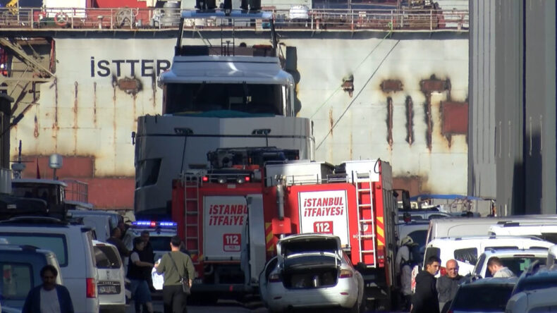 Tuzla'daki &Uuml;retim Tesisinde Korkutan Yangın! İş&ccedil;iler Son Anda Tahliye Edildi