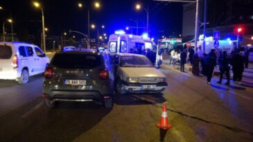 &Uuml;&ccedil; Kişi Yaralandı, S&uuml;r&uuml;c&uuml; Ka&ccedil;tı