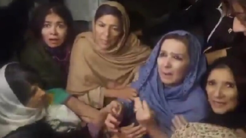 &Uuml;lkedeki Siyasi Kriz: Eski Başbakanın Kız Kardeşleri G&ouml;zaltına Alındı