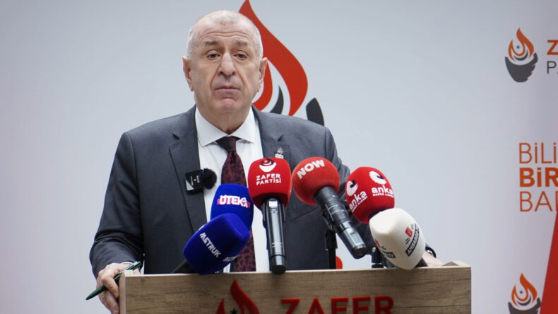 &Uuml;mit &Ouml;zdağ, CHP'ye Seslendi: &Ccedil;ekilin