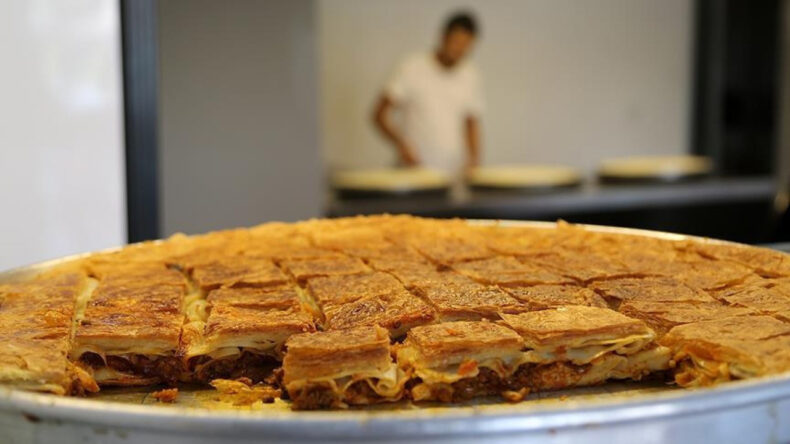 &Uuml;nl&uuml; B&ouml;rek&ccedil;ide Skandal! K&uuml;fl&uuml; Tepsiler, Tarihi Ge&ccedil;miş &Uuml;r&uuml;nler…