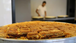 &Uuml;nl&uuml; B&ouml;rek&ccedil;ide Skandal Ortaya &Ccedil;ıktı! Zabıta, 3 Yıl Ge&ccedil;miş &Uuml;r&uuml;n Buldu