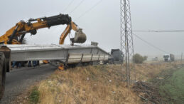 Virajı Alamayan Tır Yolda Devrildi