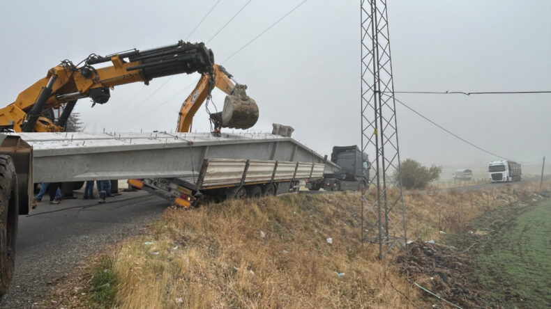 Virajı Alamayan Tır Yolda Devrildi