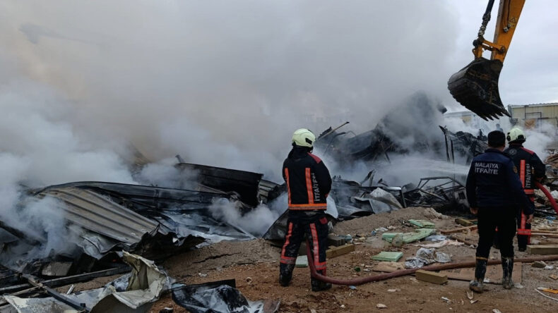 Yangın, İnşaat İşçilerinin Kaldığı Şantiyeyi Sardı
