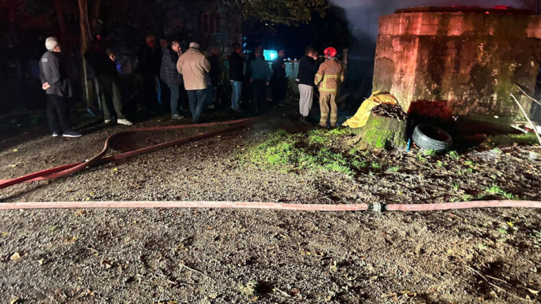 Yıldırım Garaja Düşerek İki Araç Kül Etti