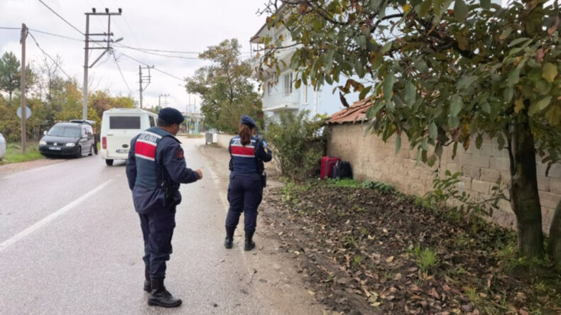 Yol Kenarında Bırakılan Valiz ve Çantadan Kıyafet ile Ev Eşyaları Çıktı