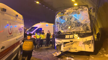 Yolcu Otob&uuml;s&uuml; ve TIR T&uuml;nelde &Ccedil;arpıştı: 5 Yaralı