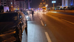 Yolda Ge&ccedil;it Almaya &Ccedil;alışan İki Kadına Otomobil &Ccedil;arptı: Bir &Ouml;l&uuml;