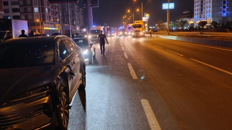 Yolda Ge&ccedil;it Almaya &Ccedil;alışan İki Kadına Otomobil &Ccedil;arptı: Bir &Ouml;l&uuml;