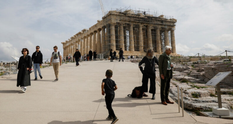 Yunanistan'ın Kredi Notu Artırıldı