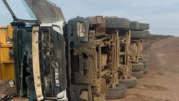 Y&uuml;k Boşaltma Sırasında Devrilen Hafriyat Kamyonu S&uuml;r&uuml;c&uuml;s&uuml; Ağır Yaralı