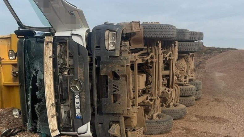 Y&uuml;k Boşaltma Sırasında Devrilen Hafriyat Kamyonu S&uuml;r&uuml;c&uuml;s&uuml; Ağır Yaralı