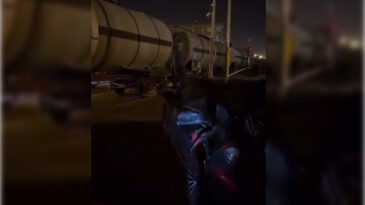 Y&uuml;k Treni Kapalı Bariyeri Aşan Otomobile &Ccedil;arptı: S&uuml;r&uuml;c&uuml; Ka&ccedil;tı