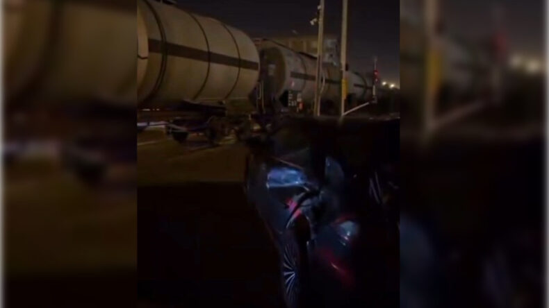 Y&uuml;k Treni Kapalı Bariyeri Aşan Otomobile &Ccedil;arptı: S&uuml;r&uuml;c&uuml; Ka&ccedil;tı