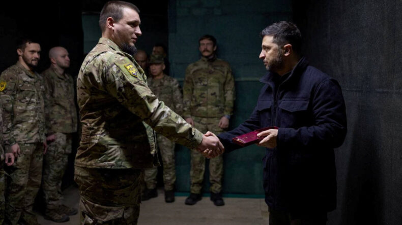 Zelenskiy'den Cephe Hattına Ziyaret