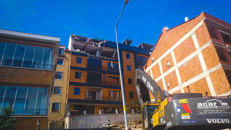 Zemin Kayması Nedeniyle Yıkım Tehlikesi