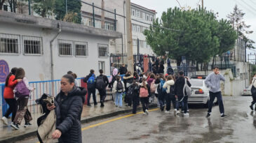 '&Ccedil;ocuğumu azarladı' dedi, &ouml;ğretmenin y&uuml;z&uuml;ne tırnağını ge&ccedil;irdi