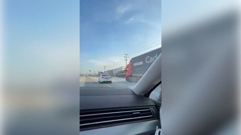 'Dur' İhtarı ile Ka&ccedil;ış: Ehliyetsiz S&uuml;r&uuml;c&uuml; Lastiklere Silah Doğrultulunca Durduruldu