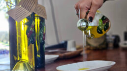 'D&uuml;nyanın en sağlıklı zeytinyağı' iddiasıyla &ouml;n plana &ccedil;ıkıyor: Litresi 1500 TL