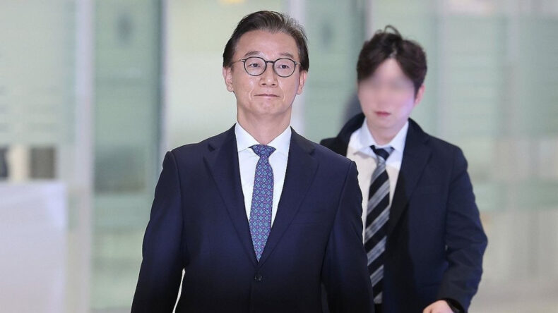 'Tarikat R&uuml;şvet Skandalı' Nedeniyle Bakan İstifa Etti