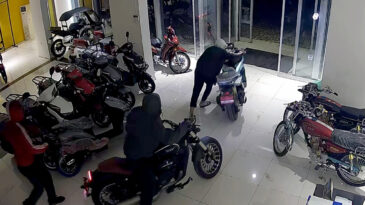 1 Dakikada 4 Motosiklet &Ccedil;aldılar