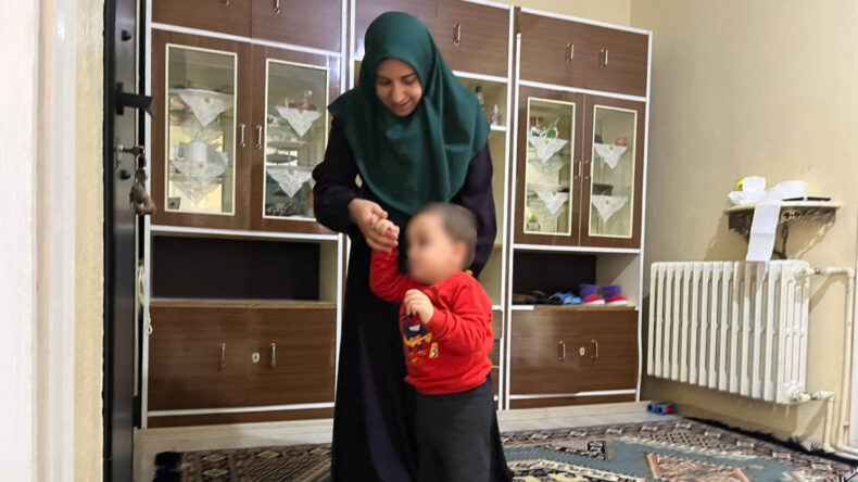 17 G&uuml;nl&uuml;k Bebek Kuv&ouml;zden D&uuml;şm&uuml;ş: Soruşturma A&ccedil;ıldı