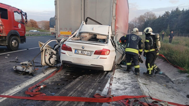18 Yaşındaki S&uuml;r&uuml;c&uuml; Otomobiliyle TIR&rsquo;ın Altına Girdi