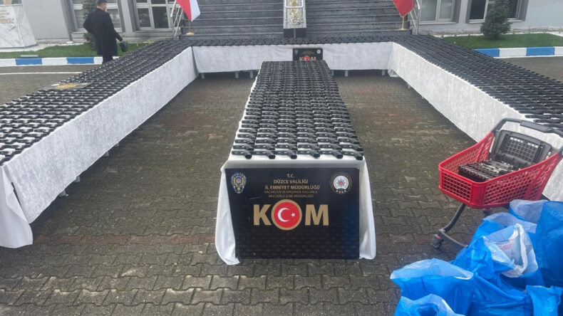 2 Yıl S&uuml;ren Takibin Ardından: Yolcu Otob&uuml;s&uuml;nde Binlerce Silah Ele Ge&ccedil;irildi