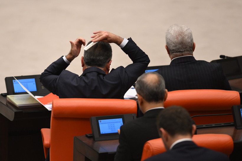 Abdullah Güler Saç Tararken