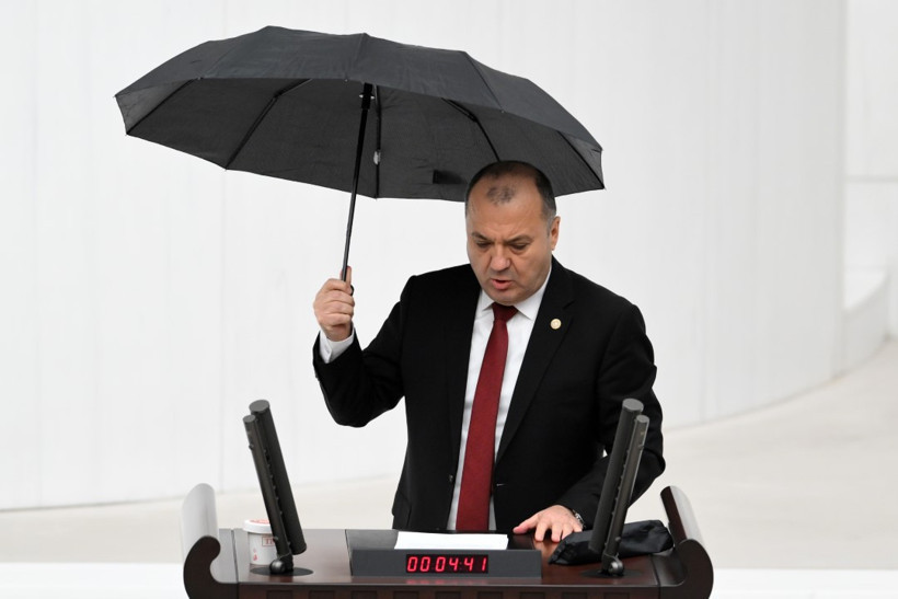 Şemsiye ile konuşan Aygün