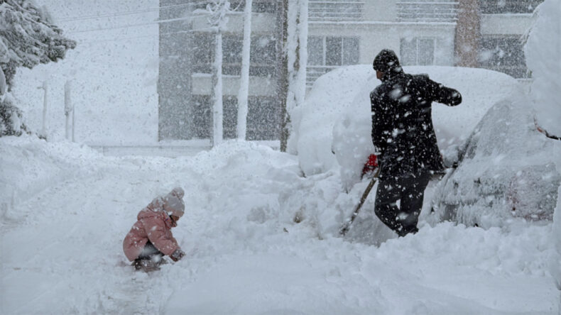 3 G&uuml;nd&uuml;r Kesintisiz Yağış! Kar Kalınlığı 60 Santimetreye Ulaştı