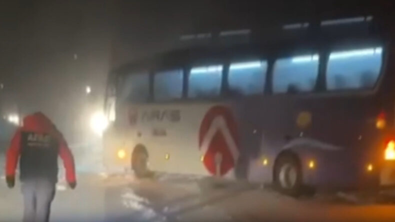 30 Yolcuyla Mahsur Kaldı